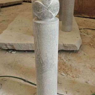 贺州 芝麻白花岗岩石材挡车石柱、停车柱、圆柱挡车柱、方柱挡车柱等