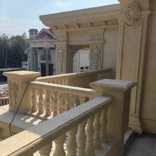 贺州 黄金麻别墅外墙干挂雕花配合阳台栏杆花瓶柱