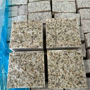 贺州 黄金麻花岗岩自然面小方块，弹石，马蹄石等