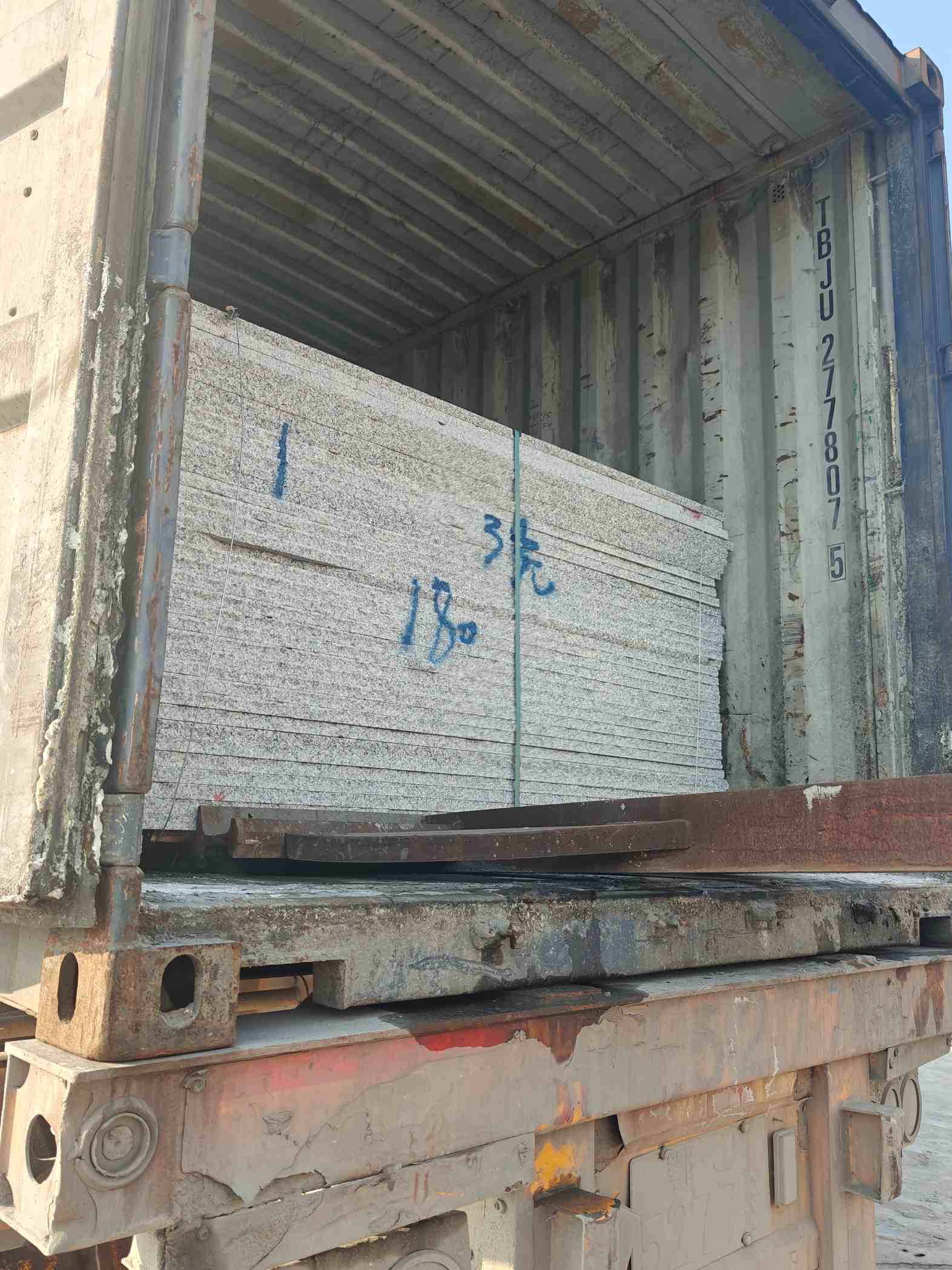 贺州 芝麻白花岗岩石材3.0公分光面毛板装柜出货