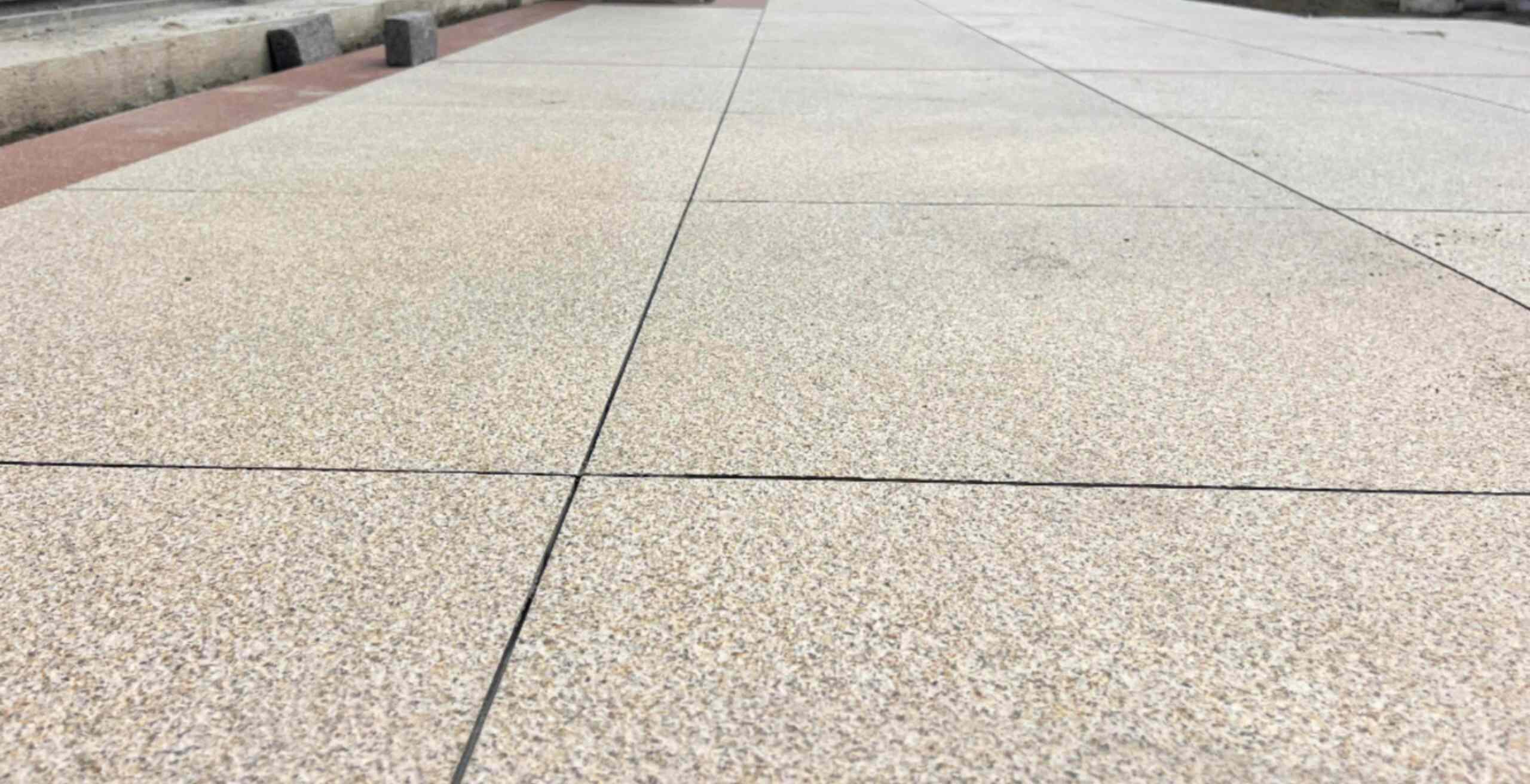 贺州 黄金麻花岗岩石板材荔枝面地面铺装效果