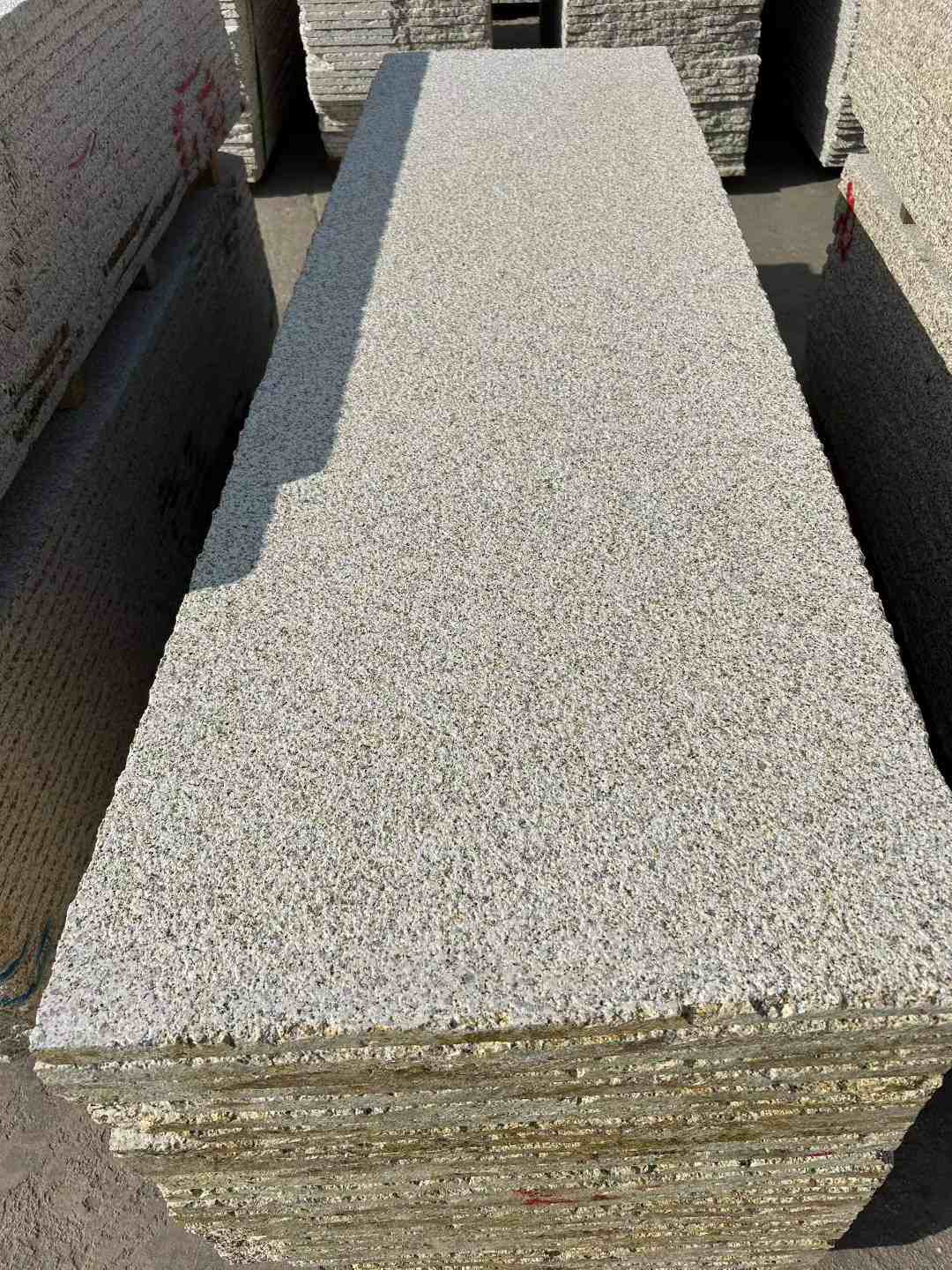 贺州 黄金麻花岗岩荔枝面毛板，半成品