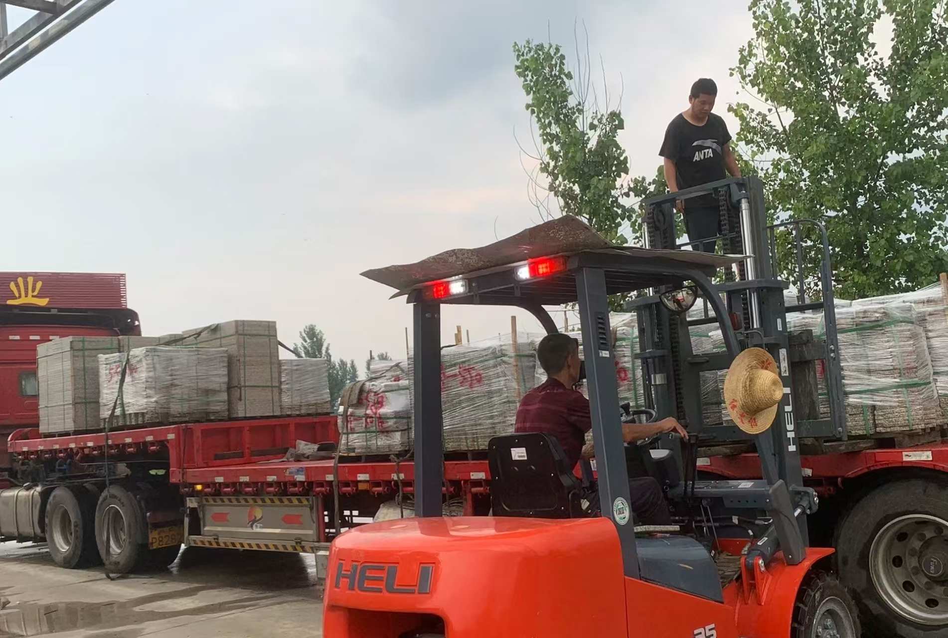 贺州 黄金麻冰裂纹，地铺石装车