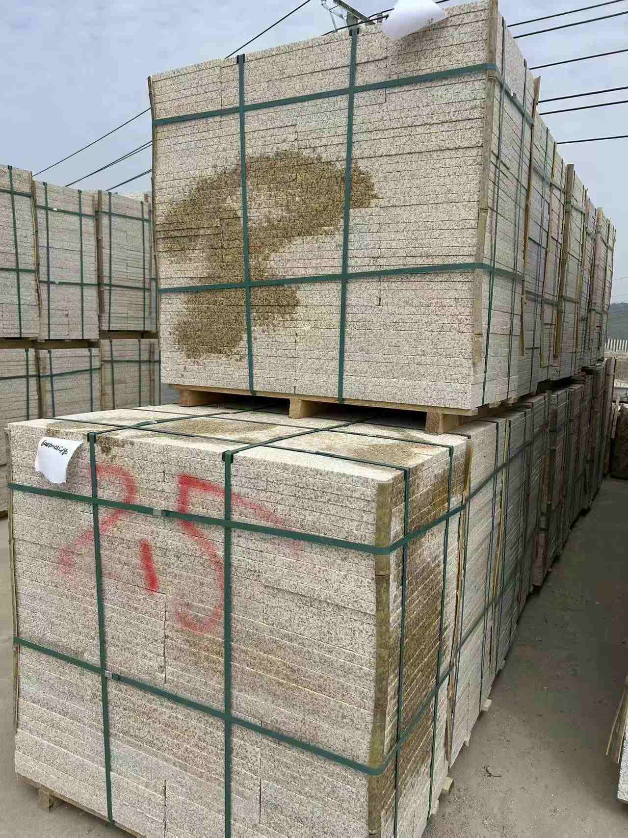 贺州 黄金麻花岗岩石材荔枝面地铺石2.5*300*600