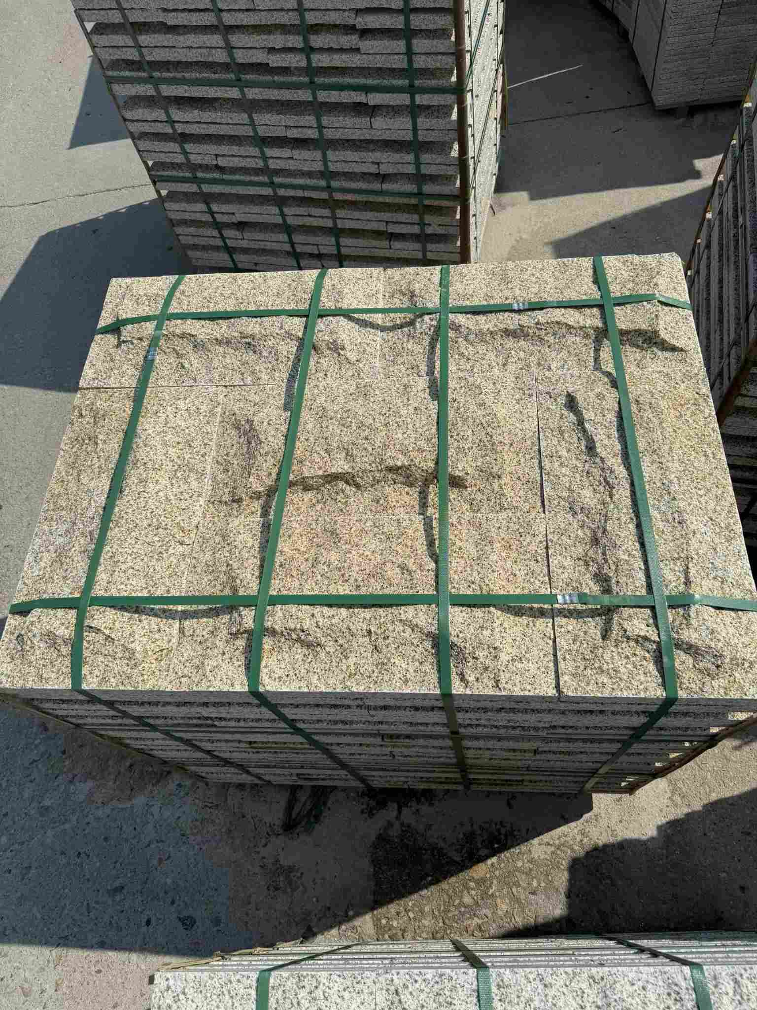 贺州 黄金麻花岗岩石材自然面蘑菇石成品