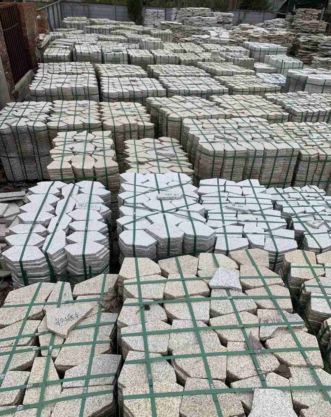 贺州 黄金麻白麻花岗岩荔枝面地铺石(冰裂纹)