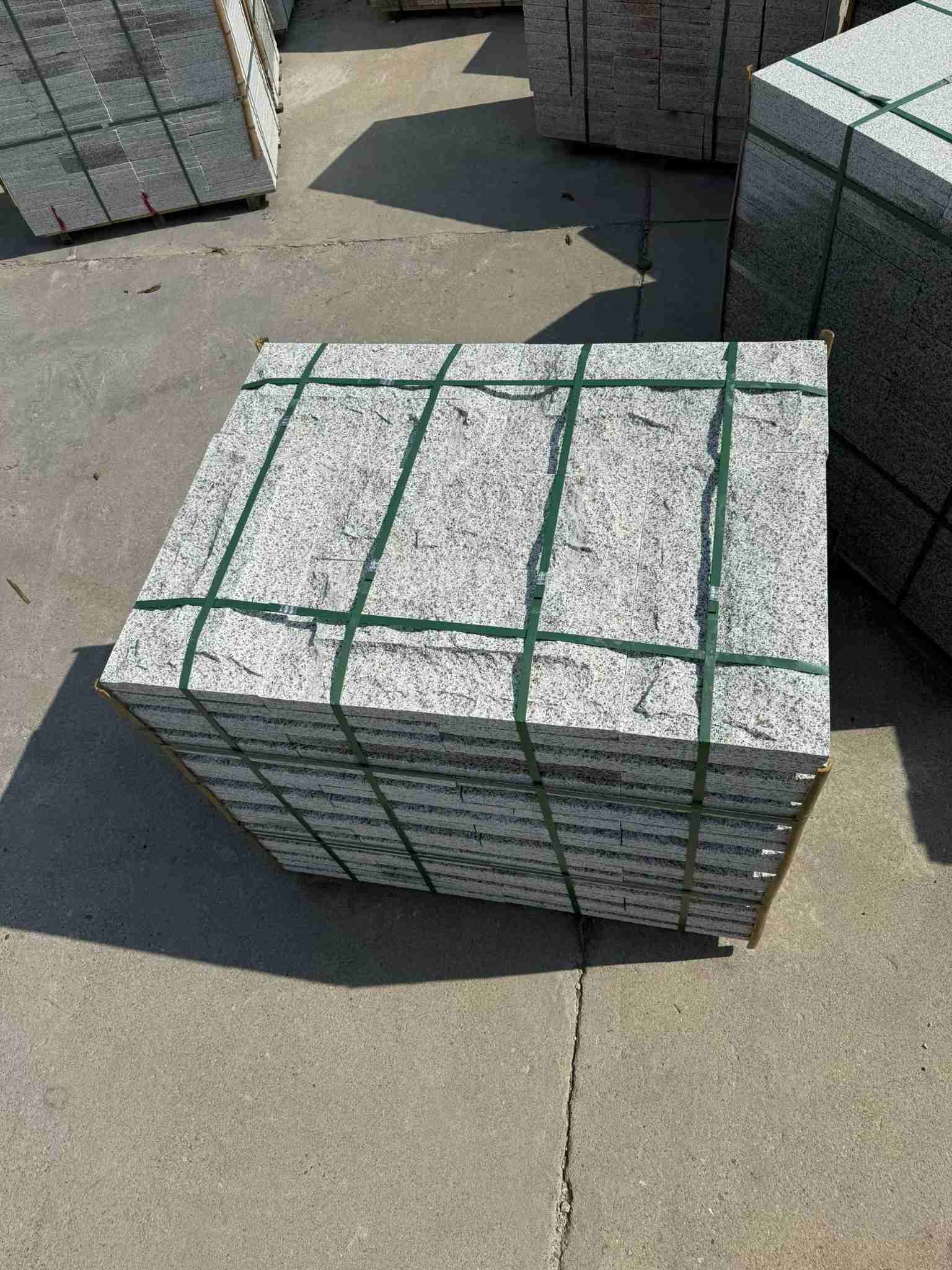 贺州 白麻花岗岩石材自然面蘑菇石成品