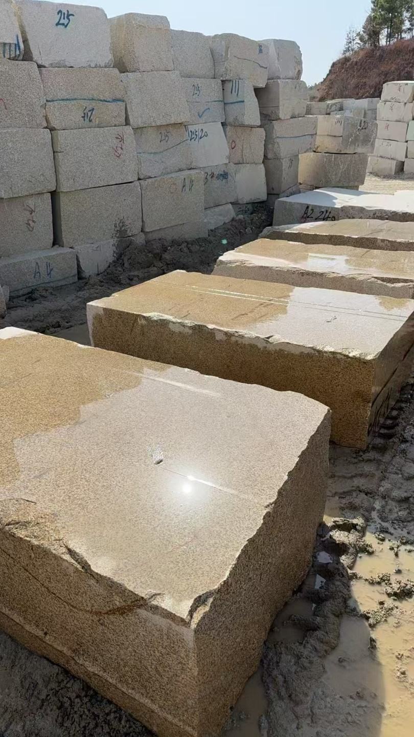 贺州 黄金麻方料堆场洗料分选中，原材料充足