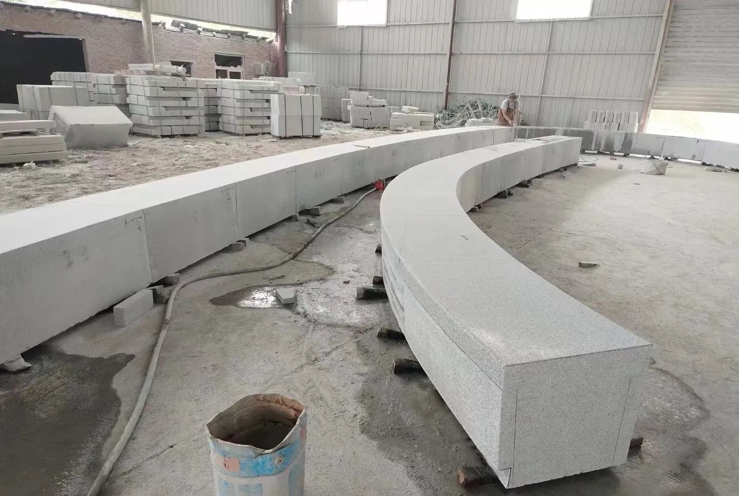 贺州芝麻白花岗岩石板材 园林光面弧形坐凳