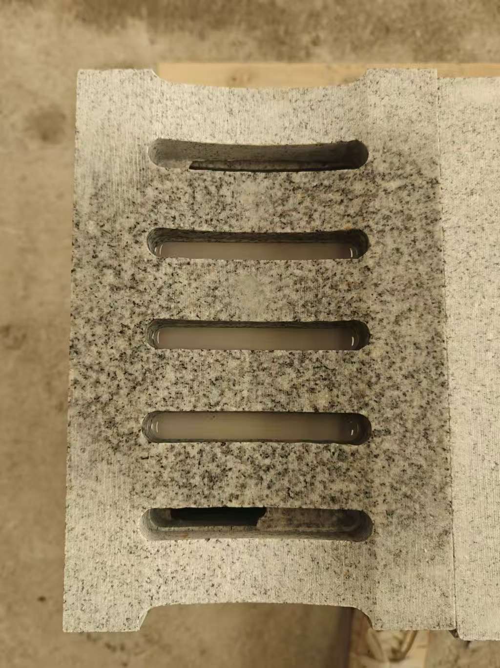 贺州 芝麻白拉丝面花岗岩U型开槽排水槽