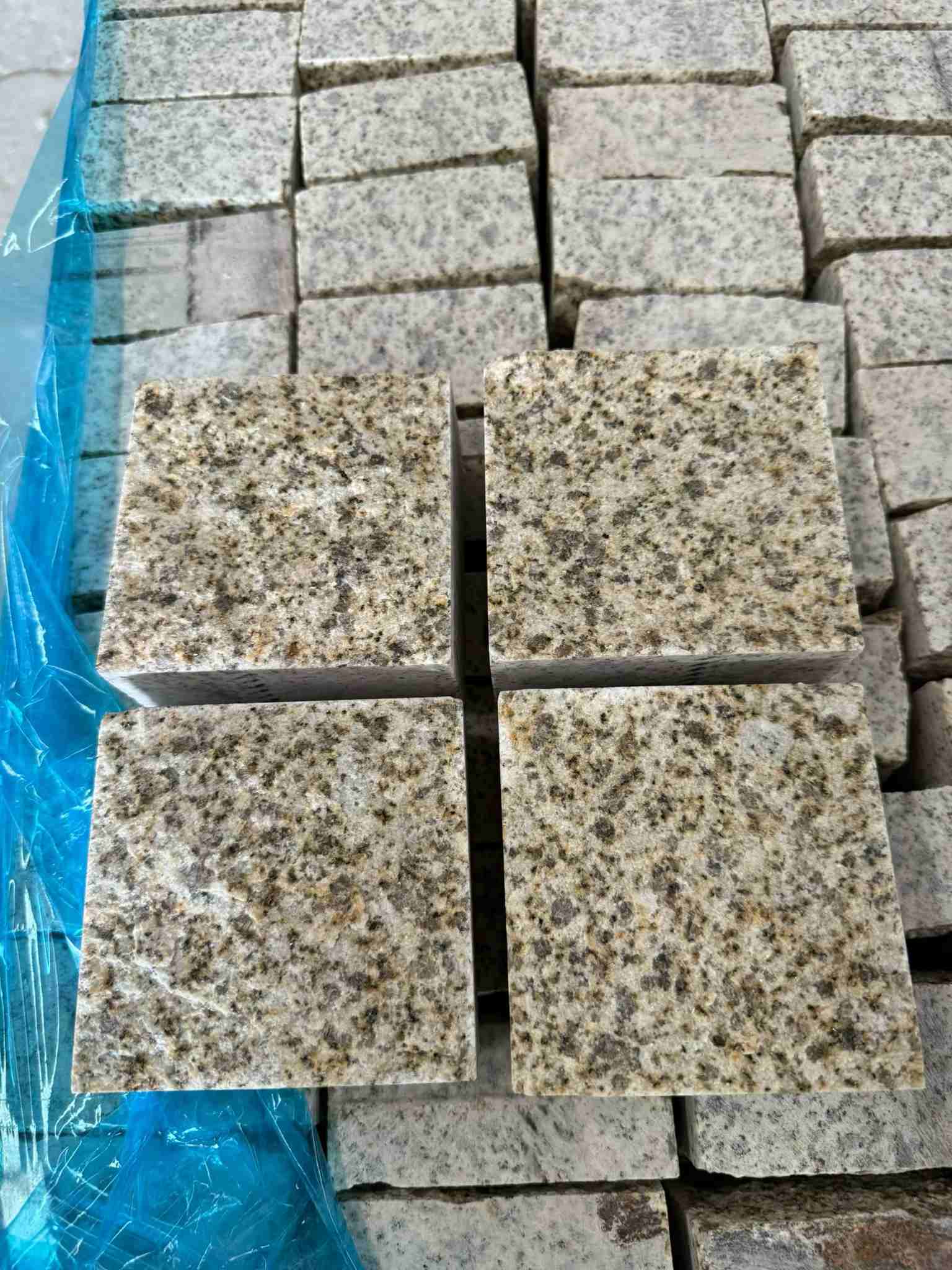 贺州 黄金麻花岗岩自然面小方块，弹石，马蹄石等