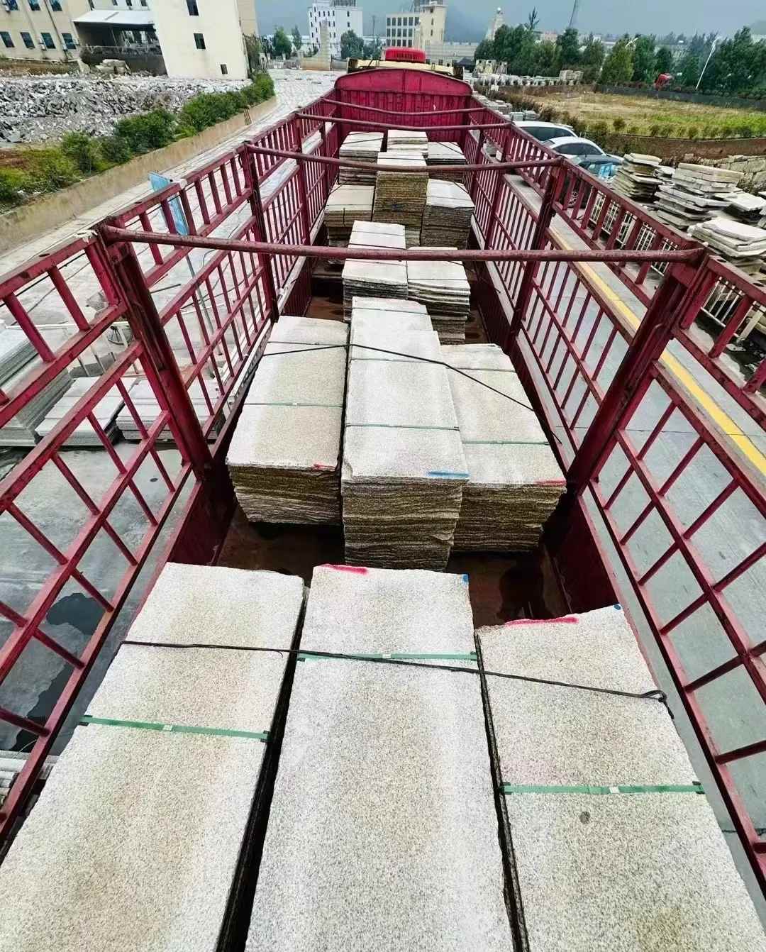 贺州 黄金麻花岗岩荔枝面，光面毛板装车完成