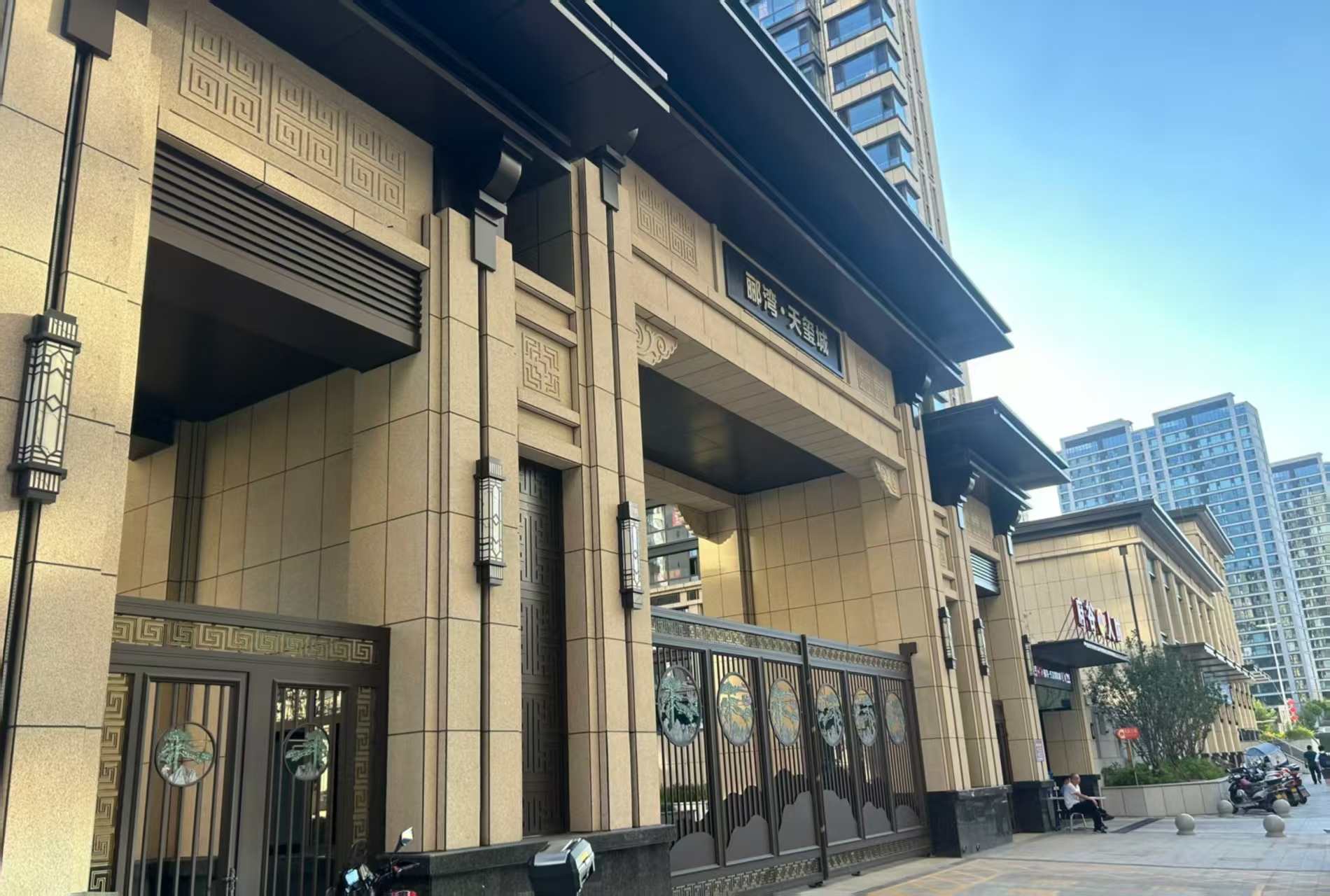 贺州 黄金麻花岗岩荔枝面小区门楼外墙干挂