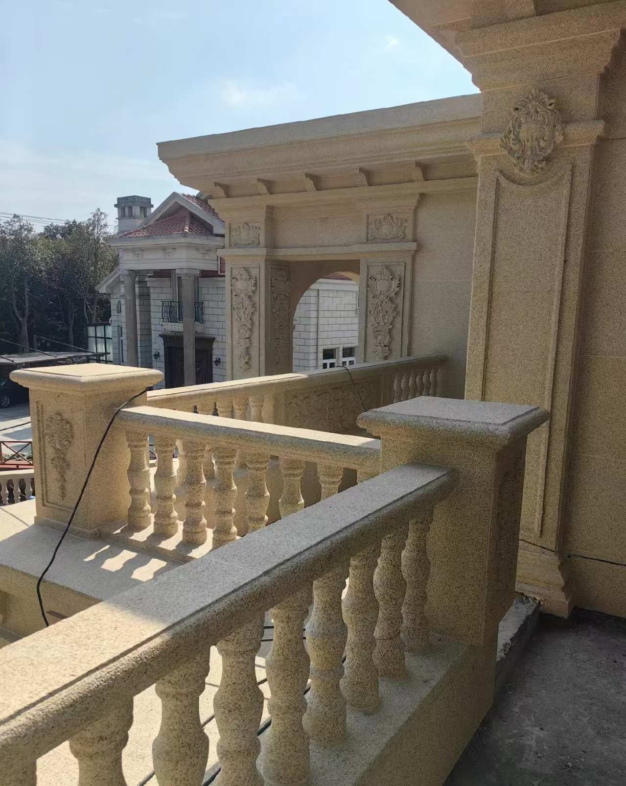 贺州 黄金麻别墅外墙干挂雕花配合阳台栏杆花瓶柱