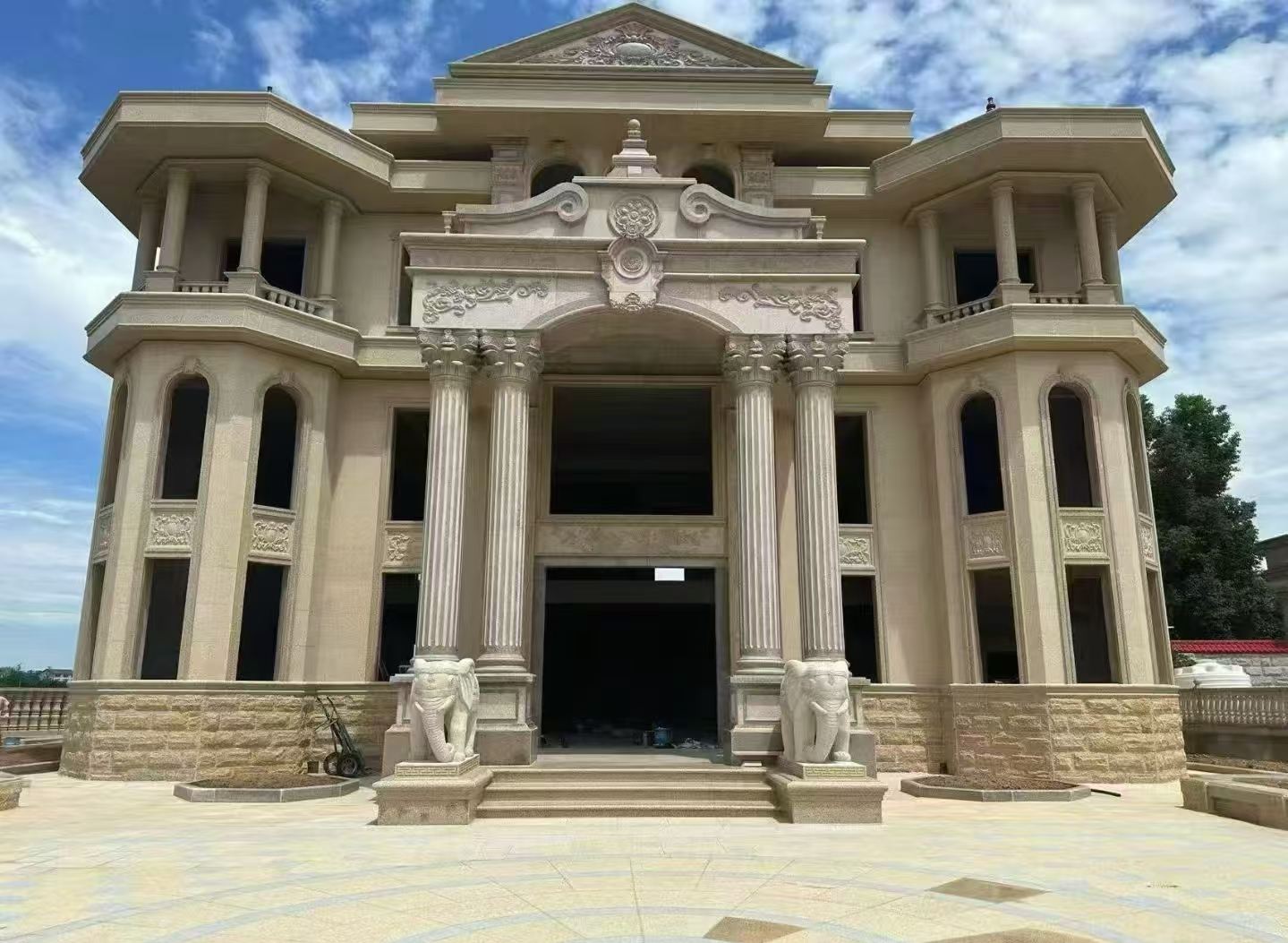 贺州 黄金麻别墅外墙干挂，大柱，大象，蘑菇石，雕花板