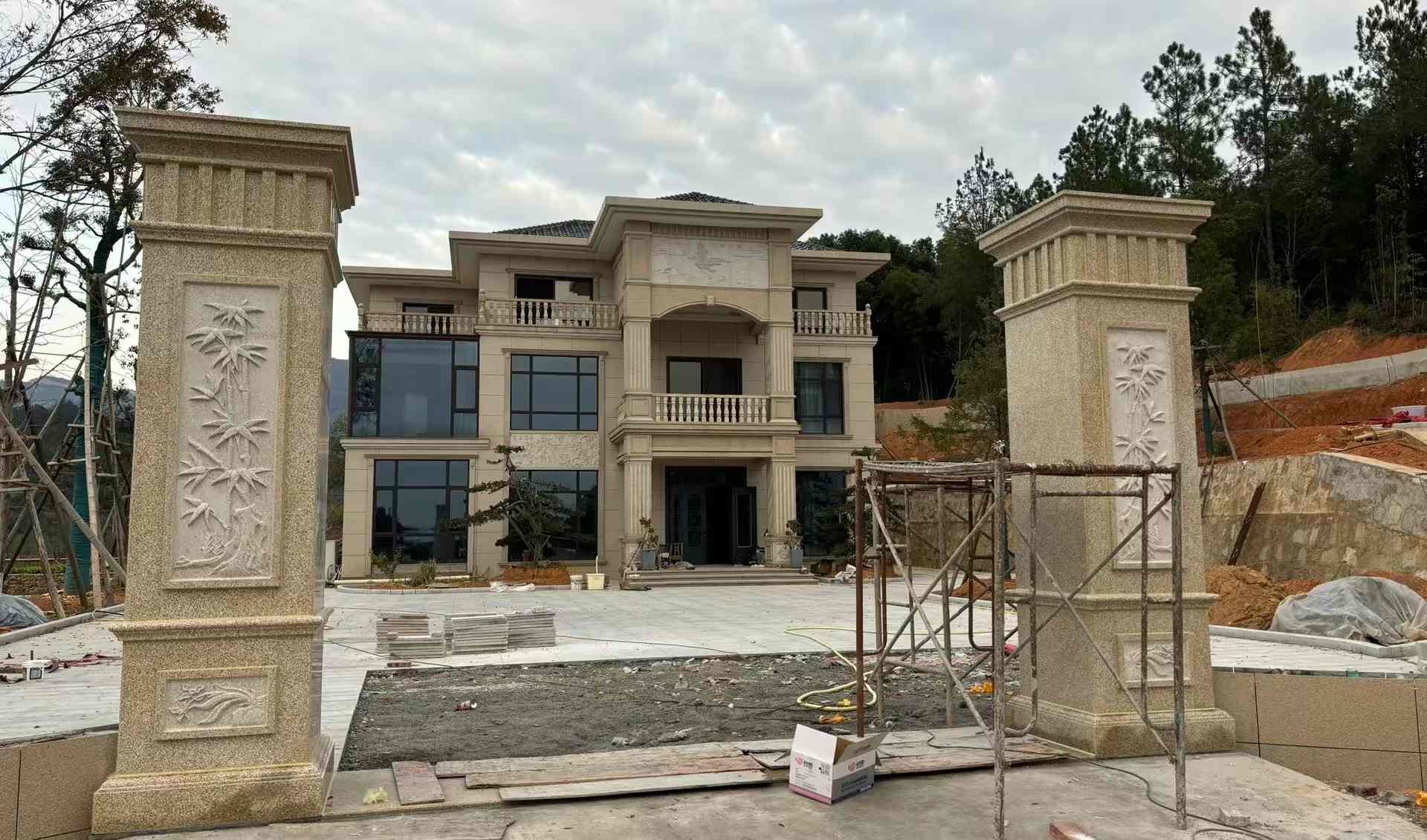 贺州 黄金麻花岗岩别墅雕花外墙干挂配上门口雕花罗马柱