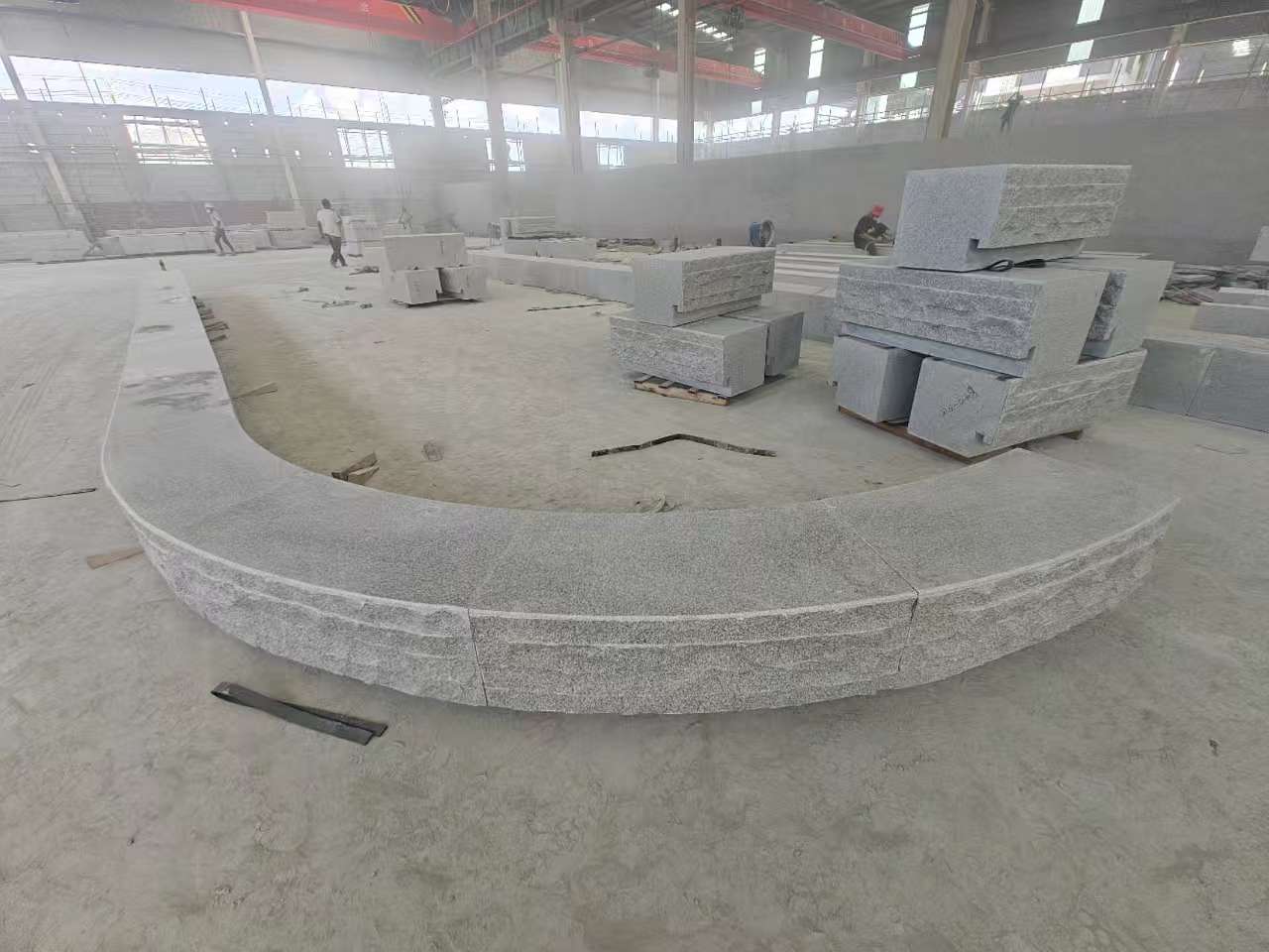 贺州 芝麻白异形坐凳，自然面光面弧形加工