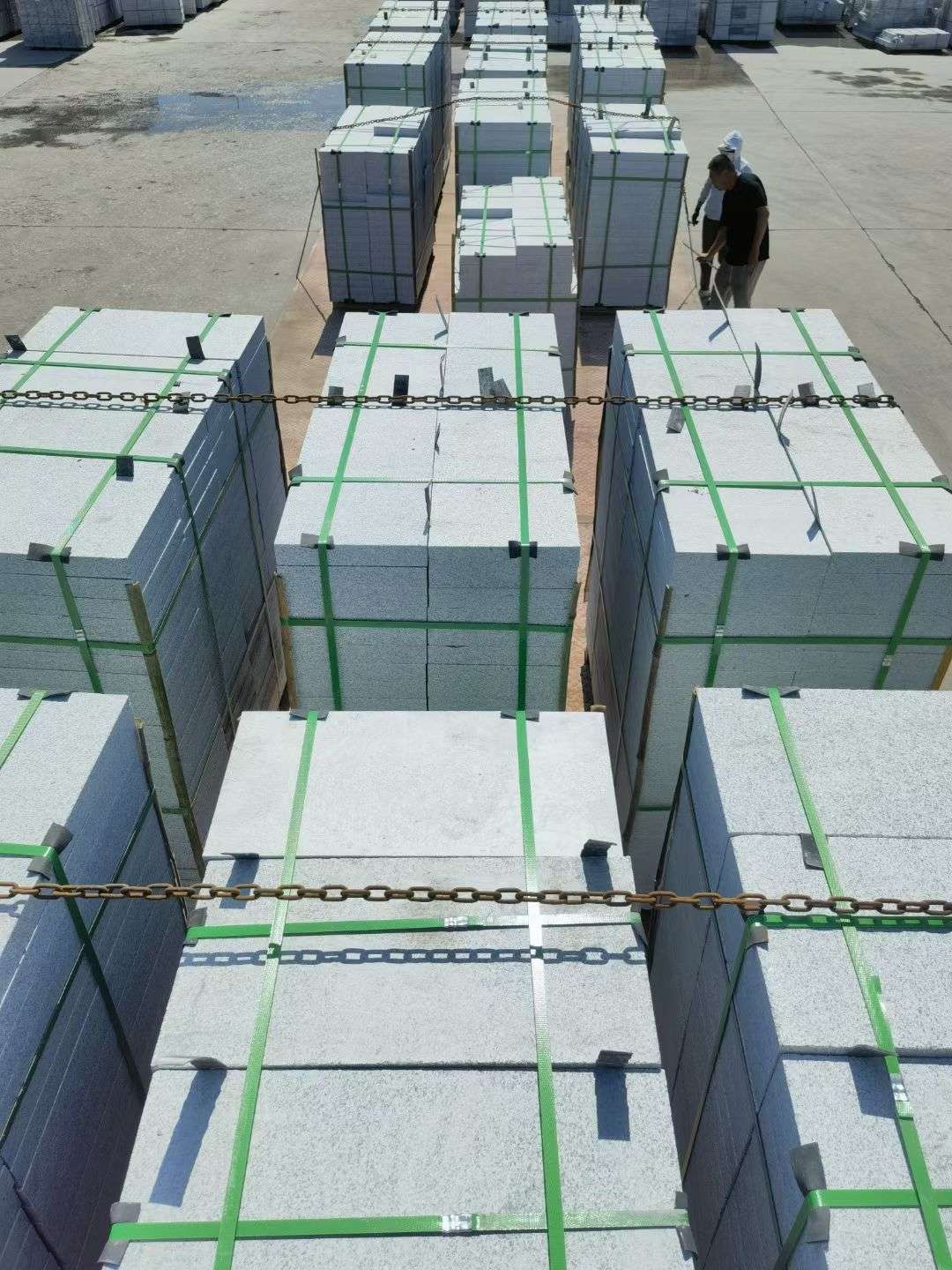 贺州 芝麻白花岗岩5公分地铺石 花岗岩厂家工厂装车日常